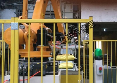 機(jī)械手全自動(dòng)碼垛機(jī)現(xiàn)場(chǎng)應(yīng)用