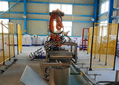 為什么越來(lái)越多的企業(yè)使用化肥碼垛機(jī)器人