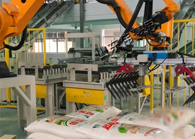 山東尿素自動(dòng)碼垛機(jī)對(duì)現(xiàn)在行業(yè)的作用