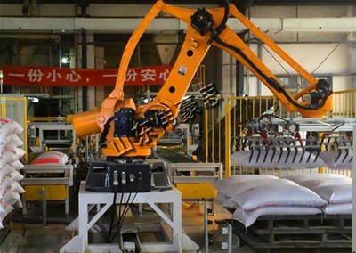 藥箱自動(dòng)碼垛機(jī)器人 機(jī)械手碼垛機(jī)現(xiàn)場
