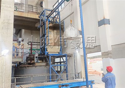 碳酸氫銨噸包自動(dòng)破包機(jī)的工作原理